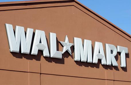 epa04888113 (FILE) A file photo dated 17 February 2009 showing a Wal-Mart store in Clinton, Maryland, USA. Giant US-based retailer Wal-Mart Stores on 18 August 2015 reported a 2nd quarter total revenue of 120.2 billion USD. The company said Q2 earnings were pressured by currency fluctuations, lower Walmart U.S. margins and investments in customer experience. Consolidated operating income declined 10 per cent.  EPA/MICHAEL REYNOLDS