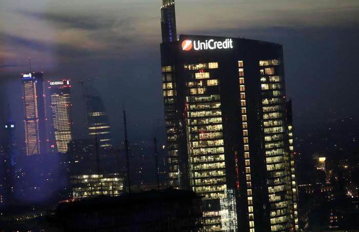 Una veduta notturna della Torre UniCredit. Un grattacielo sito nel Centro Direzionale di Milano nota anche col nome di UniCredit Tower, con i suoi 231 metri di altezza alla guglia è il grattacielo più alto d'Italia. Milano 26 Novembre 2019.
ANSA / MATTEO BAZZI