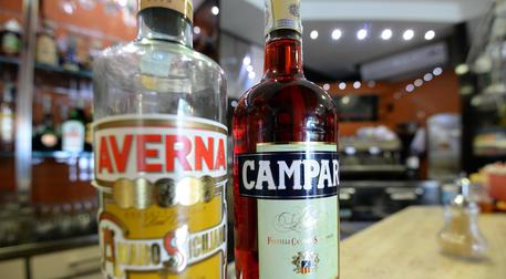 Una bottiglia di Campari e una di Averna sul bancone di un bar, 15 aprile 2014. ANSA/FRANCO SILVI