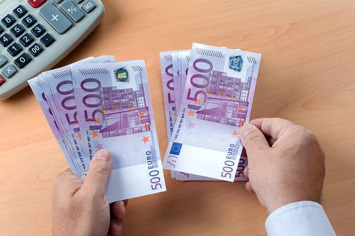 foto IPP/imagostock  Banconote contanti  euro 500 e 200 â‚¬  pagamenti in  moneta contante 
warning available only for italian markets