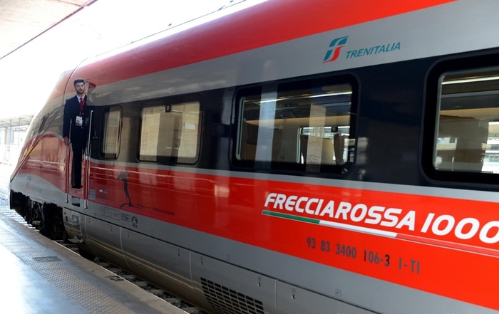 Il nuovo Frecciarossa 1000 di Ferrovie dello Stato in occasione del viaggio in anteprima del nuovo super treno costruito da Ansaldo Breda e Bombardier alla stazione Centrale di Milano, 5 giugno 2015.
ANSA/ UFFICIO STAMPA 
++HO - NO SALES EDITORIAL USE ONLY++