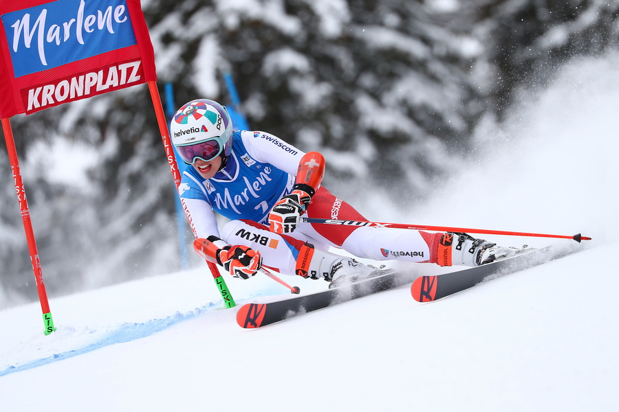 epa08966243 Michelle Gisin of Switzerland in action during the Women's Giant Slalom race at the FIS Alpine Skiing World Cup in Kronplatz, Italy, 26 January 2021.  EPA/ANDREA SOLERO