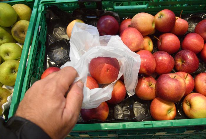 Il sacchetto per la spesa di frutta e verdura che dal 1 gennaio 2018 sono a pagamento nei supermercati, Gneova, 4 gennaio 2018.
ANSA/LUCA ZENNARO