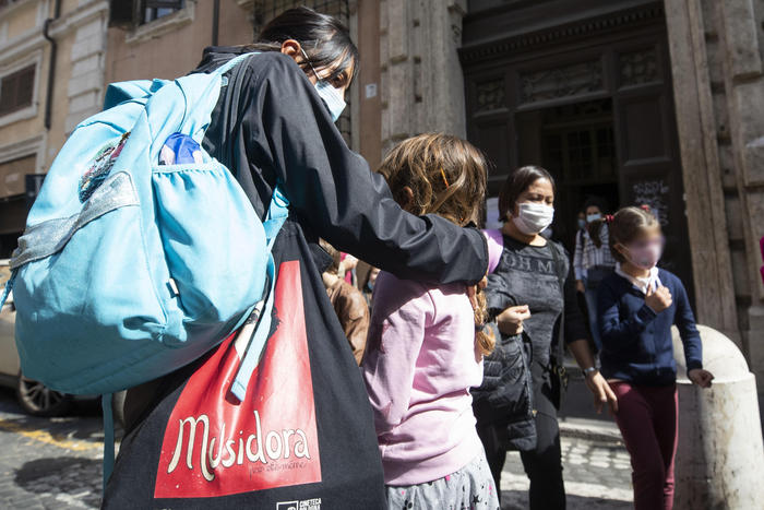 The exit of pupils from the Gianturco primary school in Rome, Italy, 05 October 2020. A cabinet meeting on Monday is set to make wearing face masks outdoors compulsory across Italy. Lazio, the region around Rome, has already taken the measure, at the weekend. ANSA/MASSIMO PERCOSSI