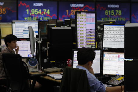 epa08280034 South Korean dealers work in front of monitors at the Hana Bank in Seoul, South Korea, 09 March 2020. The benchmark South Korea Composite Stock Price Index (KOSPI) plummeted 85.45 points, or 4.19 percent, to close at 1,954.77, due to the economic influence of the coronavirus edpidemic, as well as the drop in oil prices related to the end of a OPEC supply cut agreement with Russia.  EPA/JEON HEON-KYUN
