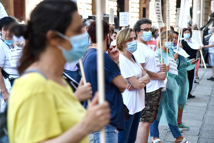 Un momento della manifestazione degli infermieri sotto la sede della regione Liguria, che protestano per il rinnovo del contratto e il loro riconoscimento nella sanita'. Genova, 25 Giugno 2020. ANSA/LUCA ZENNARO