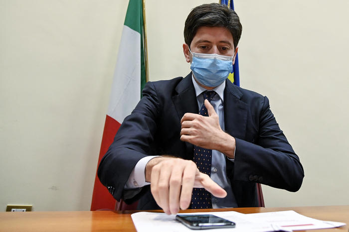 Roberto Speranza, ministro della Salute, durante la presentazione dei risultati dell'indagine di sieroprevalenza su SARS-COV-2 al Ministero della Salute, Roma, 3 agosto 2020. ANSA/RICCARDO ANTIMIANI