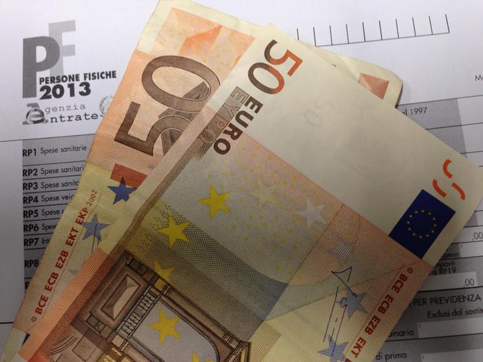 Un modello unico e delle banconote da 50 euro, in una immagine di archivio.
ANSA/FRANCO SILVI
