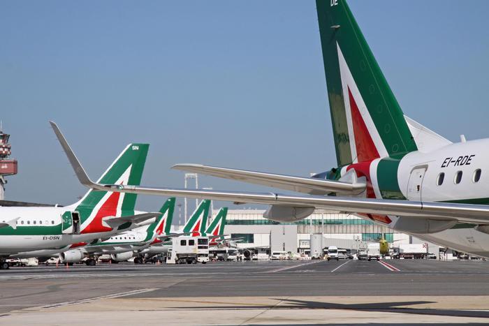 Aerei Alitalia stazionano nei parcheggi dell'aeroporto di Fiumicino pronti al decollo, in un'immagine d'archivio. ANSA/ TELENEWS