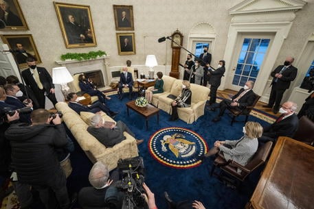 epa08980495 US President Joe Biden and Vice President Kamala Harris meet with Republican Senators about the American Rescue Plan, in the Oval Office of the White House, in Washington, DC, USA, 01 February 2021.  EPA/Doug Mills / POOL