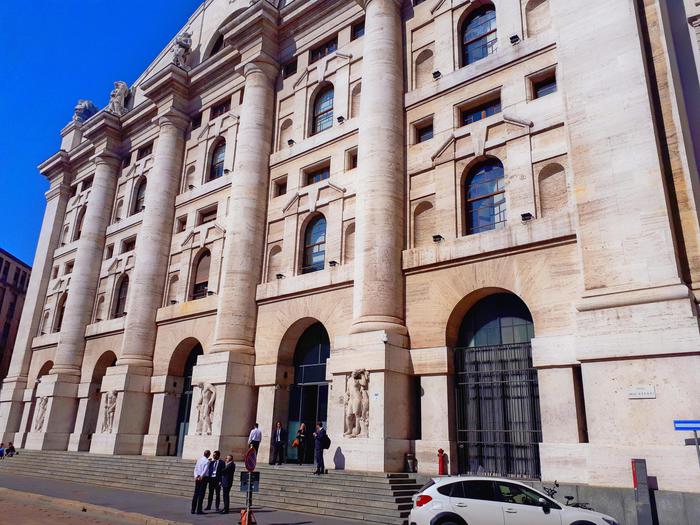 Il Palazzo Mezzanotte sede della Borsa Italiana a Milano in un'immagine d'archivio, 26 settembre 2018.
ANSA/ Massimo Lapenda