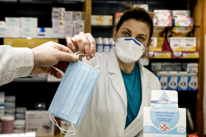 A pharmacist gives free protective face masks to his customers during the coronavirus emergency, in Milan, Italy, 08 April 2020. These free masks are distributed to the most fragile categories of the population. Italy is under lockdown in an attempt to stop the widespread of the Sars-Cov-2 coronavirus causing the Covid-19 disease. 
ANSA/ MOURAD BALTI TOUATI