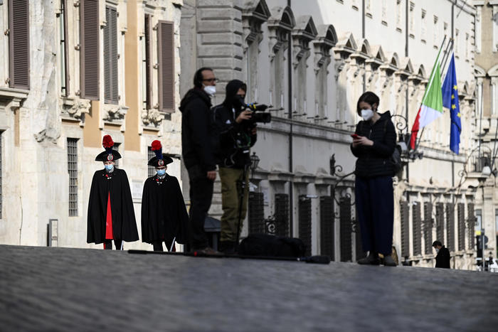 Carabinieri e giornalisti tra la Camera dei Deputati e Palazzo Chigi, Roma, 22 febbraio 2021. ANSA/RICCARDO ANTIMIANI