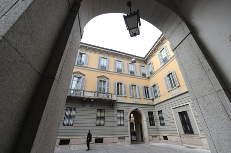 La sede di Mediobanca a Milano, in una immagine del 12 gennaio 2012.    
ANSA/DANIEL DAL ZENNARO