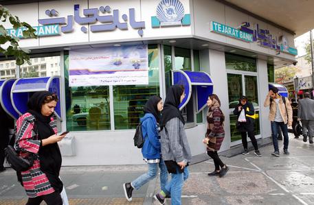 epa07138456 Iranians walk in front of a branch of the Tejarat Bank in Tehran, Iran, 03 November 2018. US President Donald J. Trump's administration announced on 02 November 2018, that it will reimpose sanctions against Iran that had been waived under the 2015 Iran nuclear deal (the Joint Comprehensive Plan of Action, JCPOA). The US sanctions will take effect on 05 November 2018, covering Iran's shipping, financial and energy sectors. In 2015, five nations, including the United States, worked out a deal with the Middle Eastern country that withdrew the sanctions, one of former US President Barack Obama's biggest diplomatic achievements.  EPA/ABEDIN TAHERKENAREH