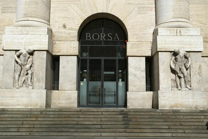 Una immagine dell'esterno del palazzo della Borsa di Milano, 24 luglio 2012 . Piazza Affari amplia il calo e, in scia a Wall Street negativa, il Ftse Mib arriva a cedere il 2,07 per cento. Pesanti le banche con Intesa Sanpaolo che cede il 4,18%, Unicredit il 2,38% e Mps il 3,36 per cento.ANSA