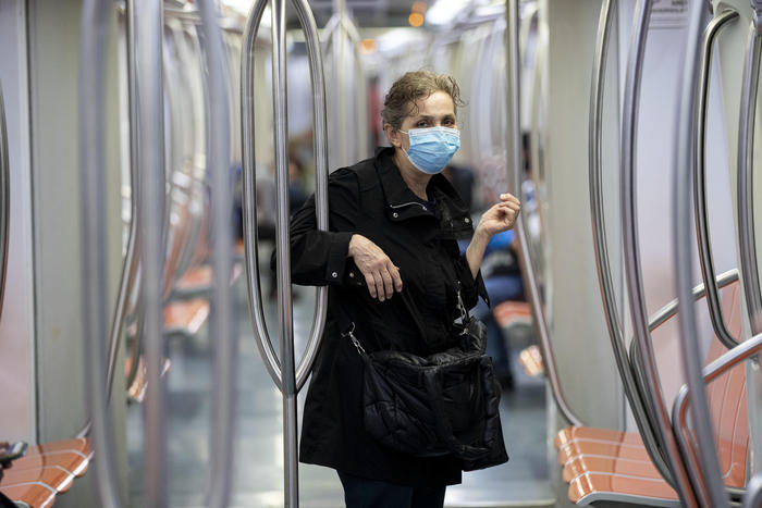 Passeggeri con i volti coperti da mascherine protettive utilizzano un treno della linea A della metropolitana durante l'emergenza Covid-19, Roma, 27 aprile 2020. ANSA/MASSIMO PERCOSSI