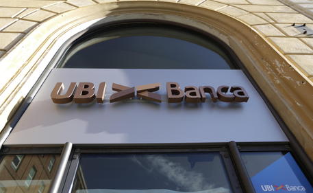 epa08226171 (FILE) - The logo of Italian banking group UBI Banca (Unione di Banche Italiane) is seen at a bank's branch in Siena, central Italy, 27 November 2018 (reissued 18 February 2020). Italian bank Intesa Sanpaolo has launched a bid to take over its rival, UBI Banca for 4.9 billion Euros.  EPA/MATTIA SEDDA *** Local Caption *** 54848537