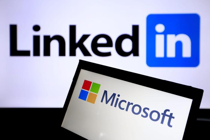 epa05361794 The logo of Microsoft windows and Professional social networking service LinkedIn is pictured in Taipei, Taiwan, 13 June 2016. According to reports, Microsoft is going to buy LinkedIn for 26.2 billion US dollars in cash.  EPA/RITCHIE B. TONGO