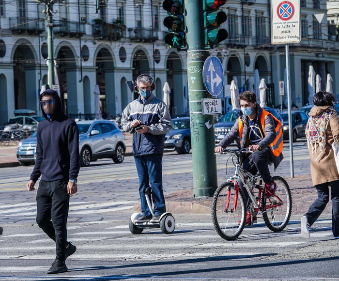 Persone passeggiano  aTorino con i volti protetti da mascherine, 12 ottobre 2020. ANSA/TINO ROMANO