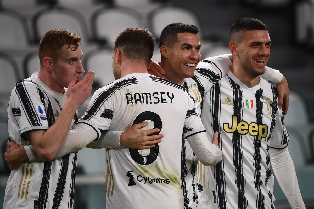 Juventus' Portuguese forward Cristiano Ronaldo (C) celebrates with (From L) Juventus' Swedish forward Dejan Kulusevski, Juventus' Welsh midfielder Aaron Ramsey and Juventus' Turkish defender Merih Demiral after scoring his second goal during the Italian Serie A football match Juventus vs Crotone on February 22, 2021 at the Juventus stadium in Turin. (Photo by Marco BERTORELLO / AFP) (Photo by MARCO BERTORELLO/AFP via Getty Images)