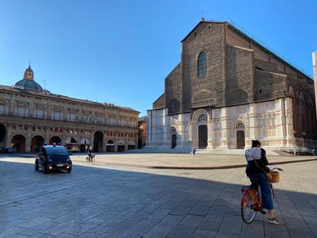 Un'immagine del centro a Bologna, 4 maggio 2020. ANSA/SARA FERRARI
