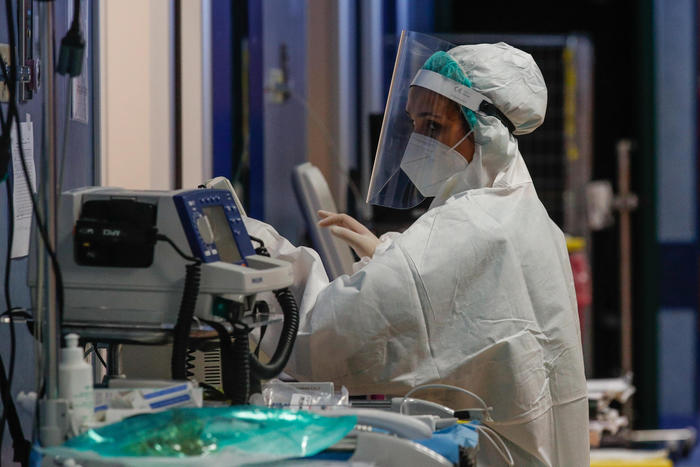 Health workers wearing overalls and protective masks in the intensive care unit of the GVM ICC hospital of Casalpalocco near Rome during the second wave of the Covid-19 Coronavirus pandemic, Italy, 18 November 2020. ANSA/GIUSEPPE LAMI