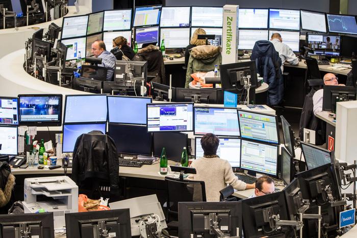 epa05091180 Traders look at their screens on the trading floor at the stock exchange in Frankfurt am Main, Germany, 07 January 2016.  China's ongoing stocks slump is continuing to affect the German stock market.  EPA/FRANKÂ RUMPENHORST