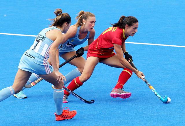 epa06904434 Spain's Beatriz Perez (R) in action during the Women's Field Hockey World Cup match between Argentina and Spain at the Lee Valley Hockey Centre, Queen Elizabeth Olympic Park in London, Britain, 22 July 2018.  EPA/SEAN DEMPSEY