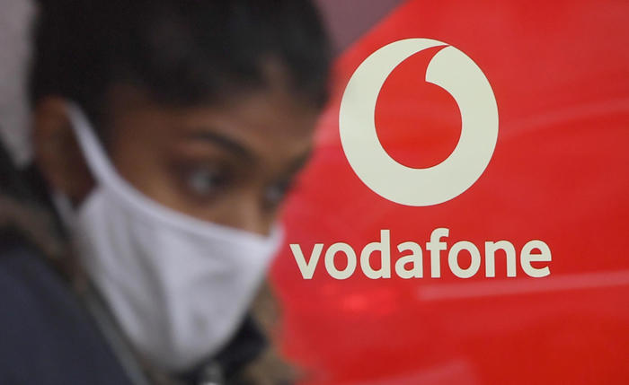 Il logo di Vodafone espstpo in un punto vendita di Milano, 03 febbraio 2021. Gli impatti del Covid-19 sui conti di Vodafone Italia allentano la morsa e nel terzo trimestre i ricavi da servizi si attestano a 1.125 milioni di euro, in calo del 7,8% (contro un -8% del secondo trimestre). La performance del trimestre, spiega una nota, 