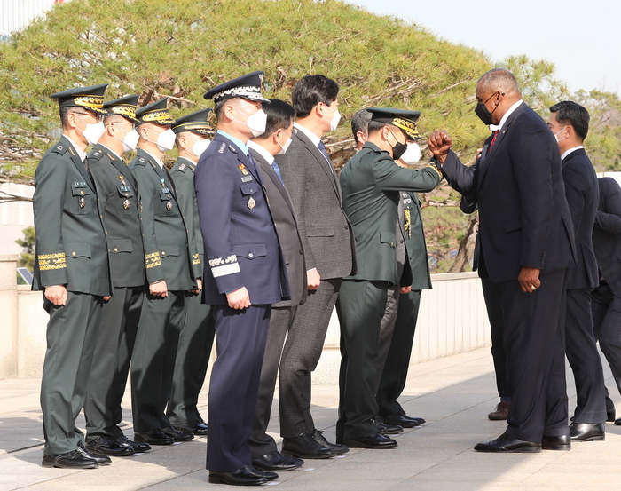 epa09079309 US Secretary of Defense Lloyd Austin (R) receives a welcome from South Korean Defense officials during a welcoming ceremony at the Ministry of National Defense in Seoul, South Korea, 17 March 2021. The US Secretary of State Anthony Blinken and US Defense Secretary Lloyd Austin are on a two-day visit to South Korea.  EPA/PARK JUNG-HOON / POOL