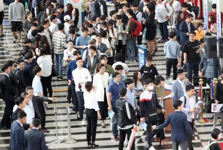 epa05561420 Young jobseekers enter the venue for a job fair at the BEXCO exhibition center in the southeastern port city of Busan, South Korea, 29 September 2016, with some 100 small companies participating to hire talented people through on-spot interviews. South Korea remains gripped by high youth unemployment with the jobless rate for people aged 15-19 reaching 9.3 percent in August.  EPA/YONHAP SOUTH KOREA OUT