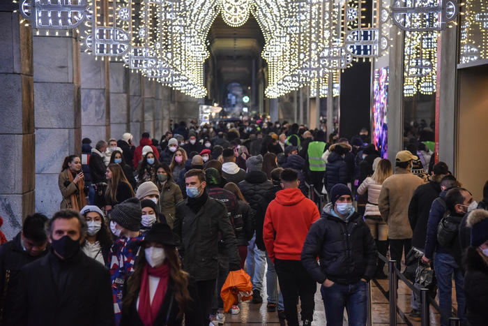 Folla e assembramenti per lo shopping natalizio a Milano, 6 dicembre 2020.  Ansa/Matteo Corner