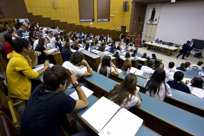 Studenti in aula prima del test di ammissione universitaria alla Sapienza in una foto d'archivio.
ANSA / MASSIMO PERCOSSI