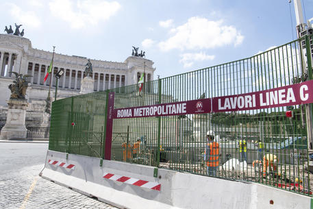 Il cantiere della Metro C a Piazza Venezia, Roma, 27 aprile 2020.   MAURIZIO BRAMBATTI/ANSA