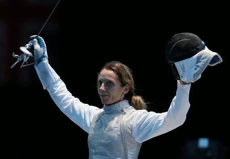 epa03322823 Valentina Vezzali of Italy celebrates her victory over Hee Hyun Nam of Korea following their Bronze medal fight at the Women's Foil Individuals competition during the London 2012 Olympic Games. in London, Britain, 28 July 2012 EPA/SERGEI ILNITSKY