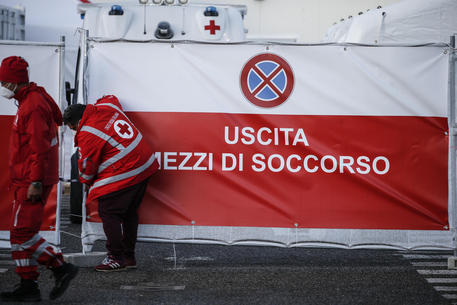 Le persone che erano in attesa di essere vaccinate nel centro vaccinale della Stazione Termini vengono invitate ad uscire dopo la sospensione del vaccino Astrazeneca, Roma 15 marzo 2021. ANSA / FABIO FRUSTACI