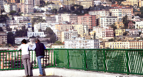 Veduta di palazzi da una terrazza di Napoli in una foto d'archivio. ANSA / CIRO FUSCO