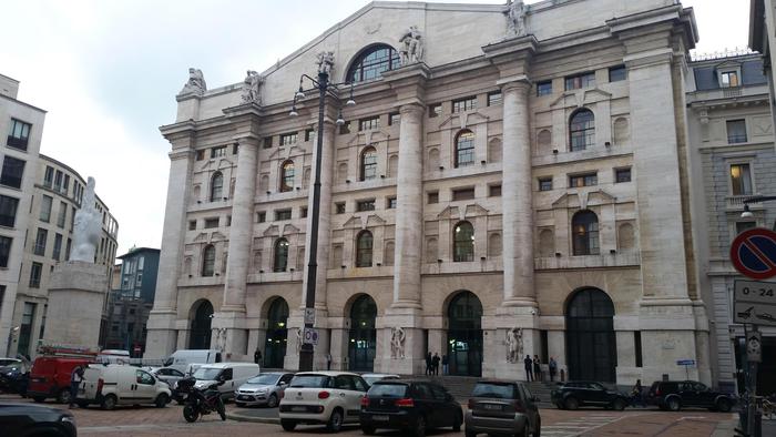Il palazzo della Borsa di Milano. ANSA/Massimo Lapenda