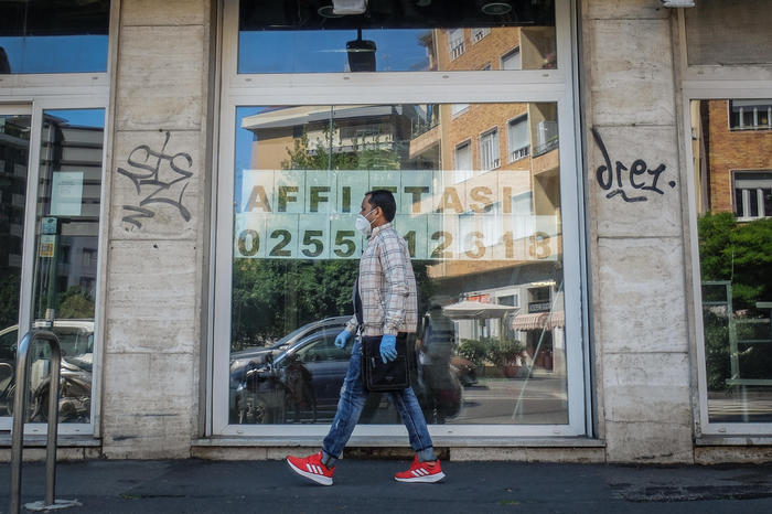 A store in 'Corvetto'quarter still closed after the lockdown of phase two of the coronavirus, Milan, 20 May 2020. ANSA/MATTEO CORNER