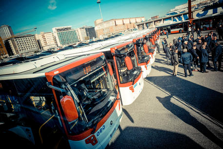 Consegnati dalla Regione Campania alle aziende di trasporto pubblico nuovi autobus per il trasporto urbano ed extraurbano, Napoli, 27 dicembre 2019. ANSA/ CESARE ABBATE