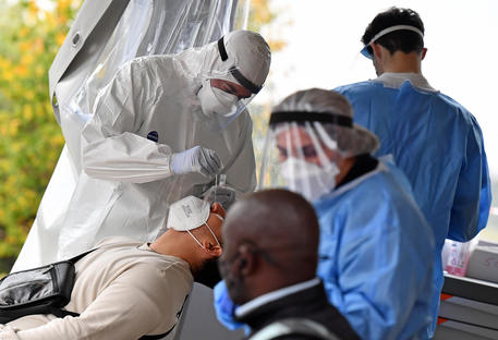 Health workers wearing overalls and protective masks perform swab tests at the 'Santa Maria della Pieta' of the ASL Roma 1 health facilities in Rome, Italy, 16 November 2020. Italy fights with the second wave of pandemic of the SARS-CoV-2 coronavirus which causes the Covid-19 disease. ANSA / ETTORE FERRARI