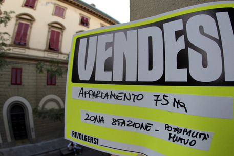 Cartello per la vendita di un appartamento a Pontedera in una foto d'archivio. ANSA / FRANCO SILVI