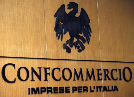 Targa davanti la sede della Confcommercio a Piazza Gioacchino Belli 2 a Roma. ANSA/CLAUDIO ONORATI/on