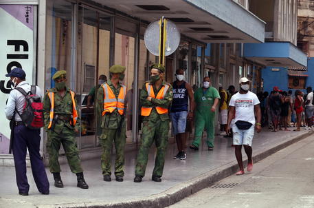 epa08653263 Several military men with masks talk, in Havana, Cuba, 07 September 2020.  EPA/Ernesto Mastrascusa