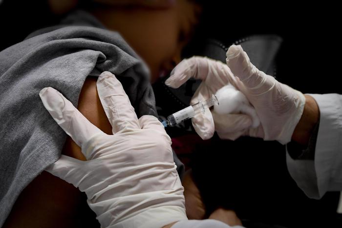 Un bambino durante una vaccinazione in una foto d'archivio.
ANSA / CIRO FUSCO