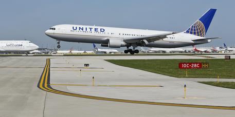 epa05905869 (FILE) - A United Airlines jet arrives at the O'Hare International Airport in Chicago, Illinois, USA, 19 September 2014 (reissued 13 April 2017). A passenger was forcibly removed from an overbooked plane by airport security on 09 April 2017, sparking criticism about the airline's handling of the situation.  EPA/KAMIL KRZACZYNSKI