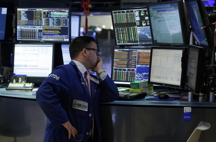 epa05214986 A trader on the floor of the New York Stock Exchange (NYSE) at the close of the trading day in New York, USA, 16 March 2016.  EPA/ANDREW GOMBERT