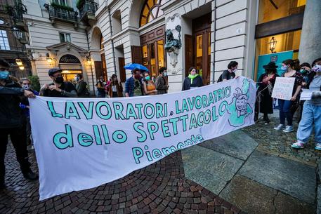 Protesta dei lavoratori dello spettacolo alla riapertura del teatro Carignano a Torino, 15 giugno 2020.
ANSA/TINO ROMANO