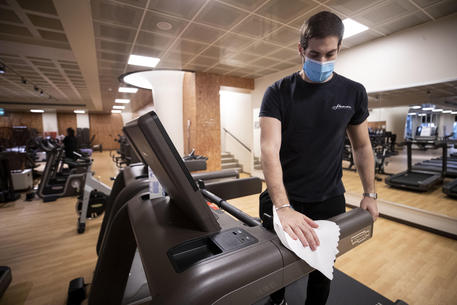 An attendant cleans the gym machines inside at Heaven Fitness Gym in Rome, Italy, 25 May 2020. The reopening of the 8,114 gyms and fitness centers is expected by 18 million Italians who play sports.
ANSA/MASSIMO PERCOSSI